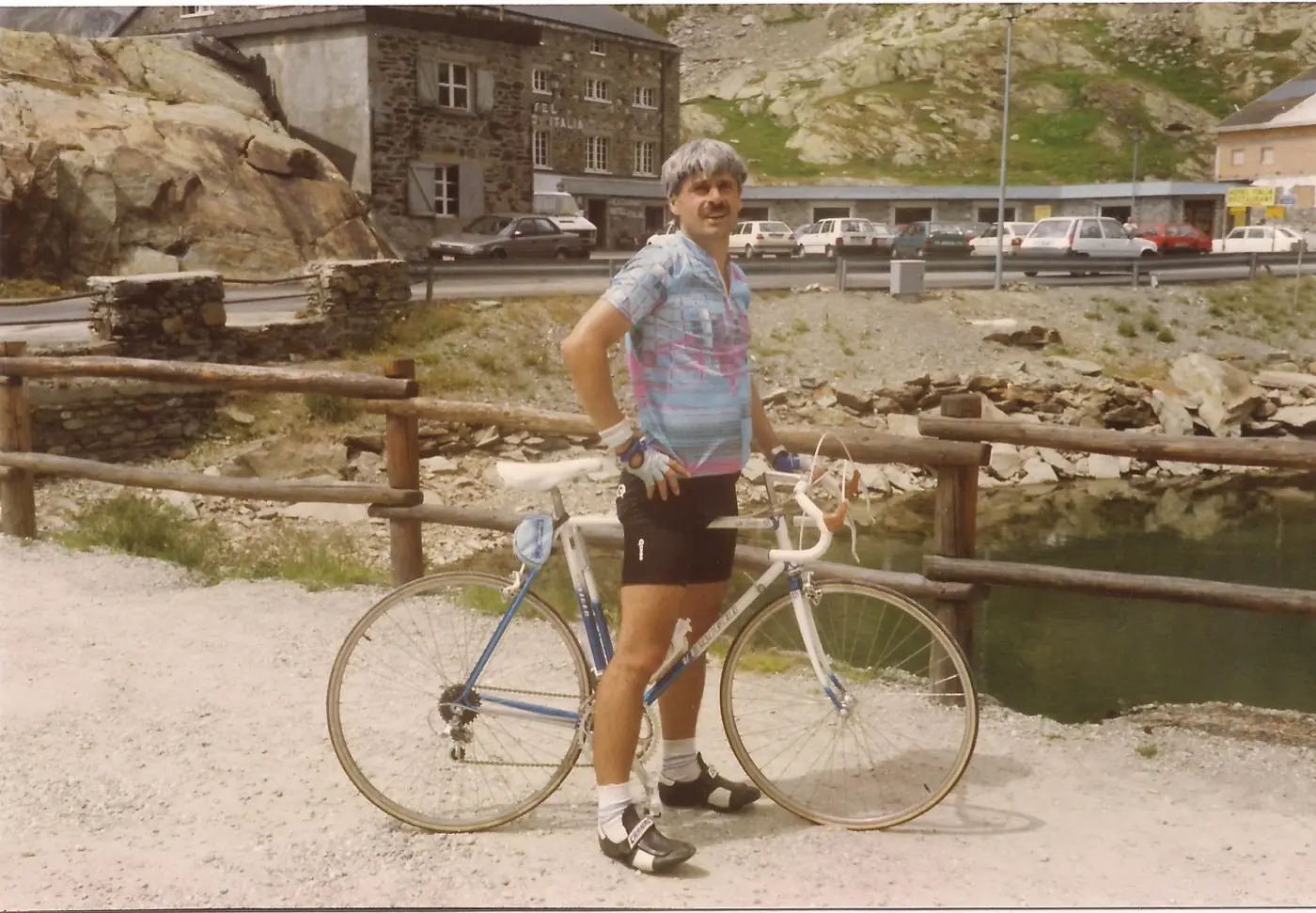 Kuno mit seinem Rennrad auf der Passhöhe des Großen St. Bernhard